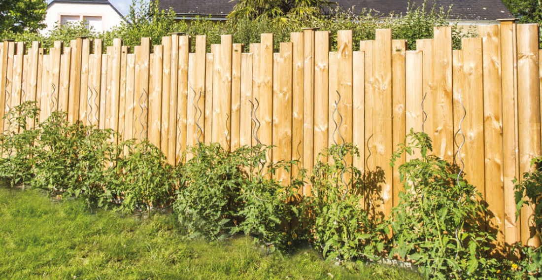 Cl&ocirc;ture de type palissade, en bois