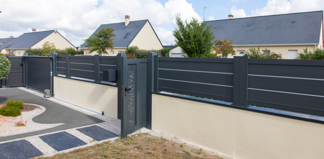Une cl&ocirc;ture sur muret : un atout confort et s&eacute;curit&eacute;