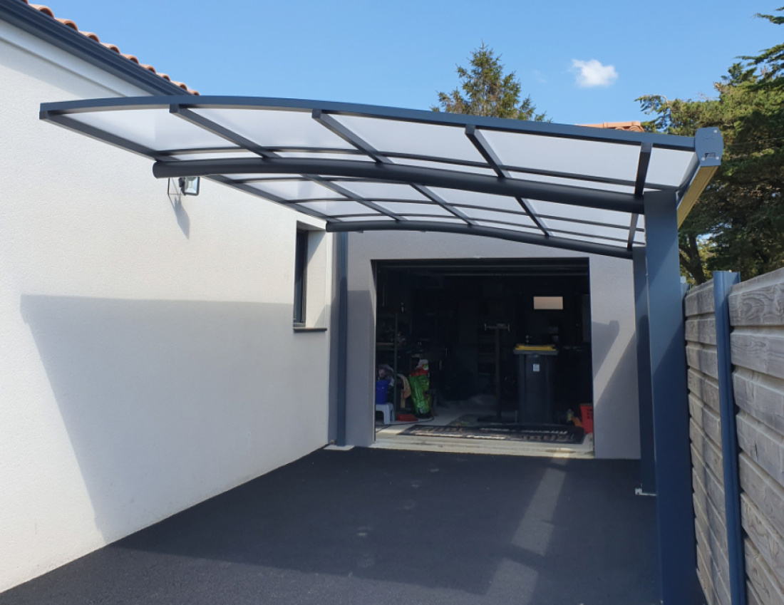 Carport translucide incurvé