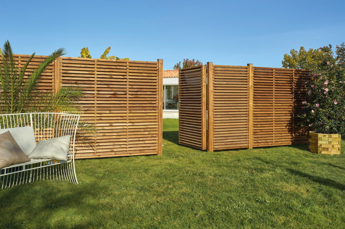 Portillon et cl&ocirc;ture en bois