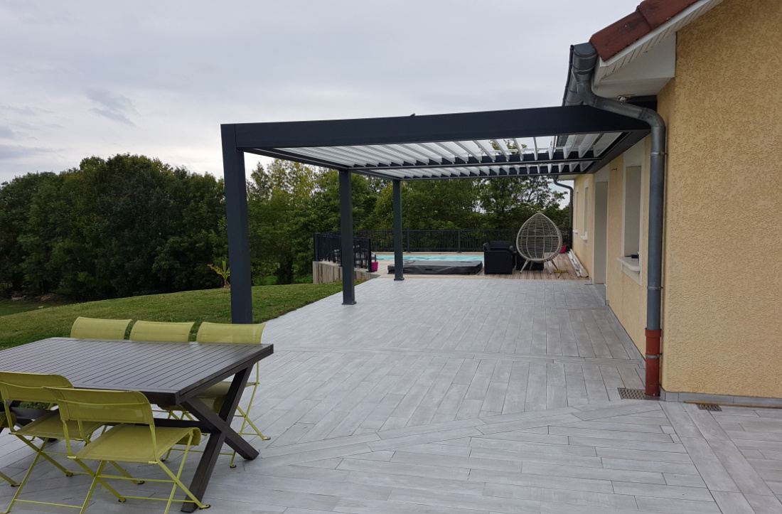 Pergola adoss&eacute;e &agrave; la maison