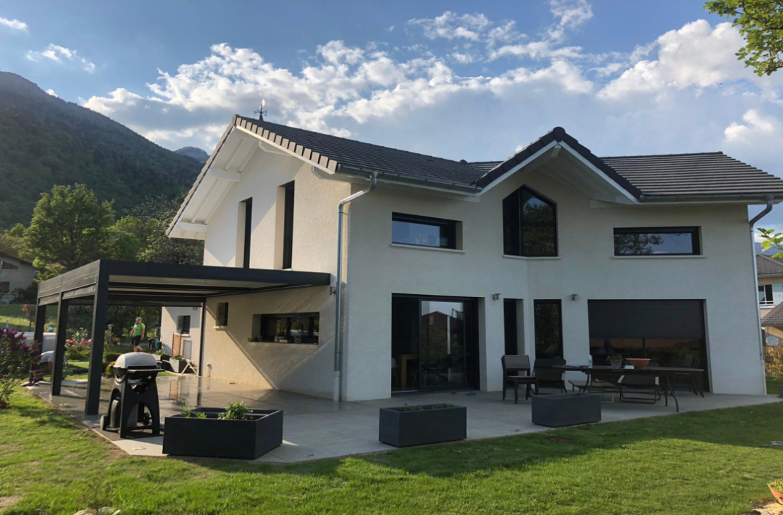 Pergola bioclimatique adoss&eacute;e