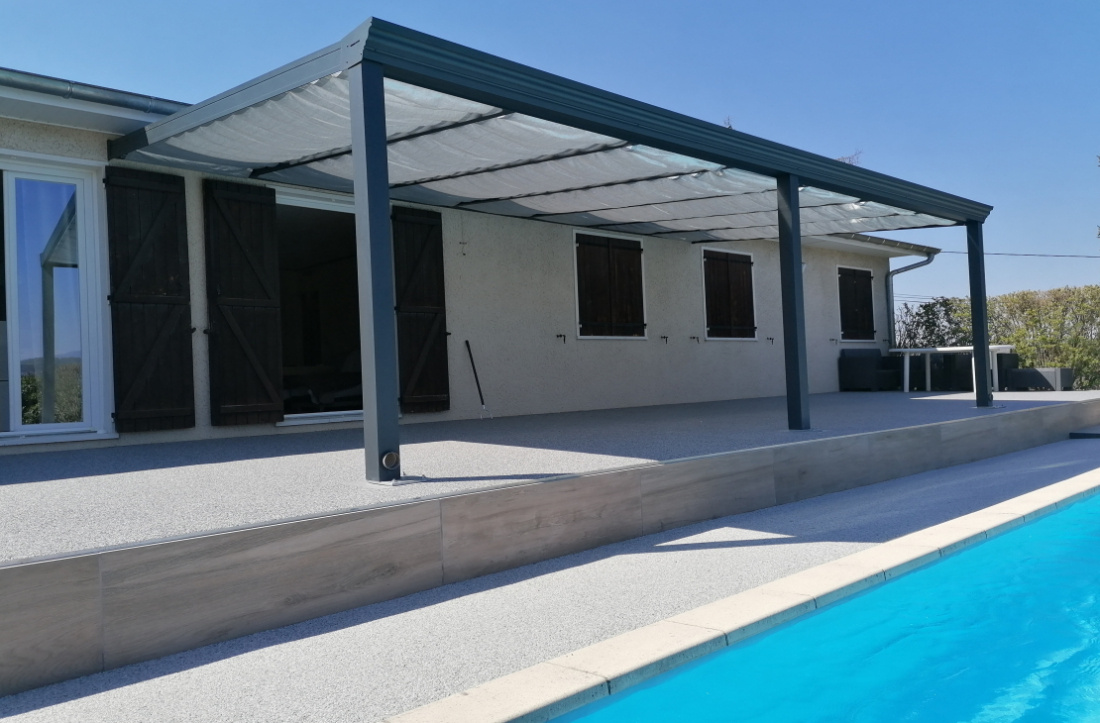 Pergola &agrave; proximit&eacute; de la piscine