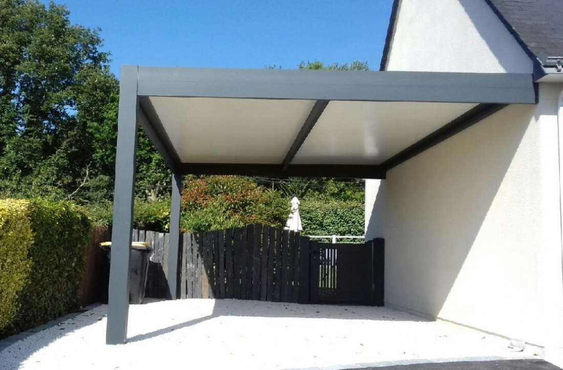Carport adoss&eacute;