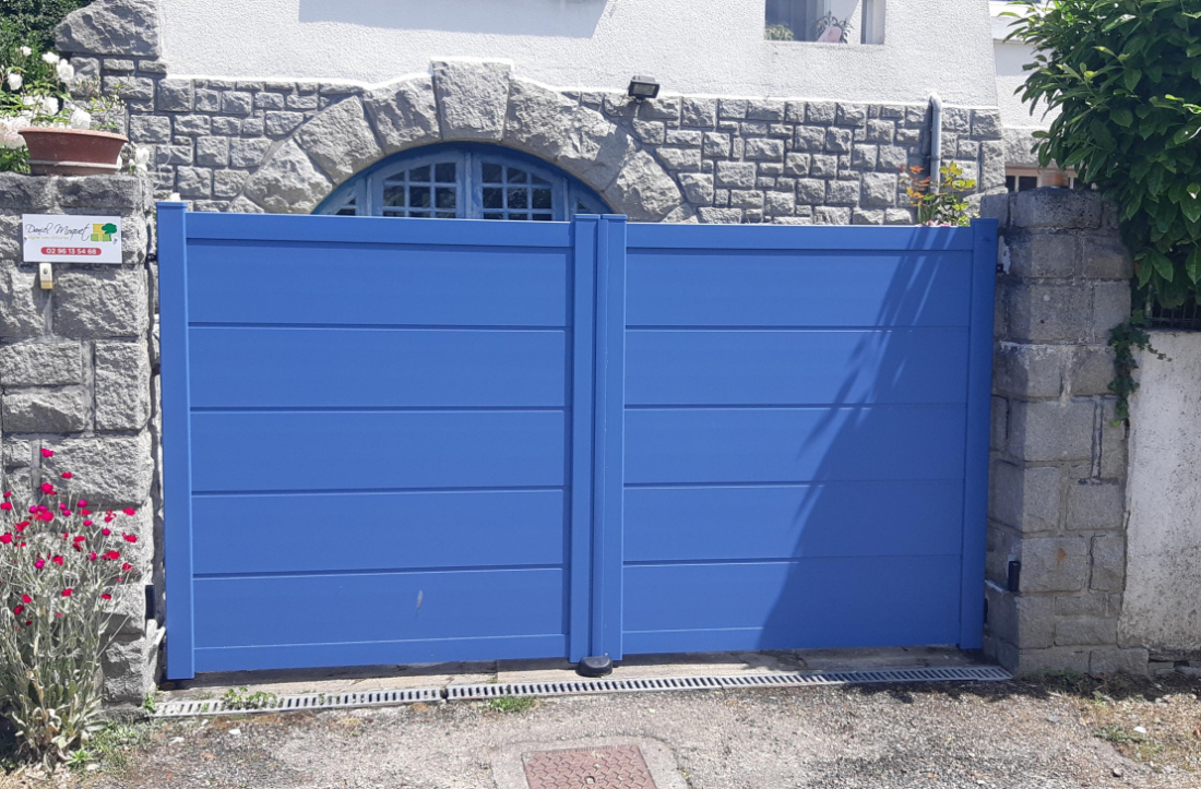 Installation d'un portail avec ma&ccedil;onnerie harmonis&eacute;e