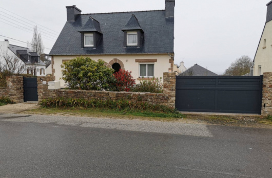 Maison avec portail et portillon harmonis&eacute;s