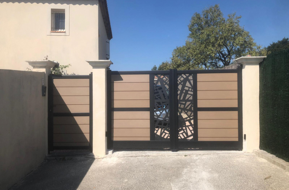 Portail composite avec d&eacute;cor moderne