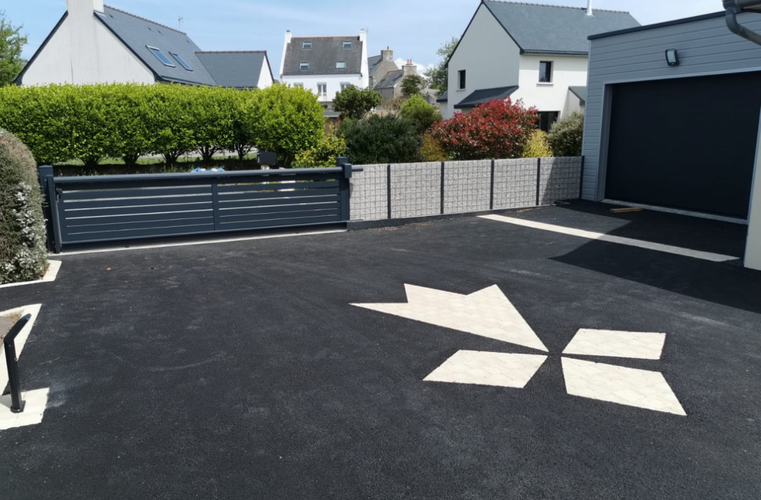 Cour ext&eacute;rieure avec portail et cl&ocirc;ture composite 