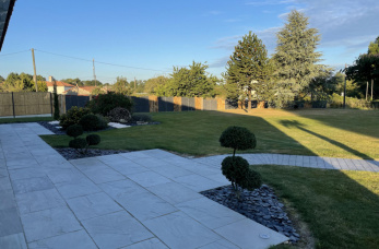Jardin &eacute;pur&eacute;e avec cl&ocirc;ture &eacute;l&eacute;gante