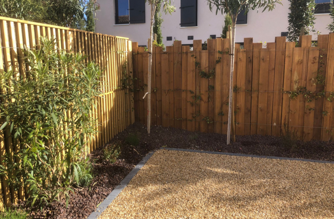 Cl&ocirc;tures en bois avec plantes