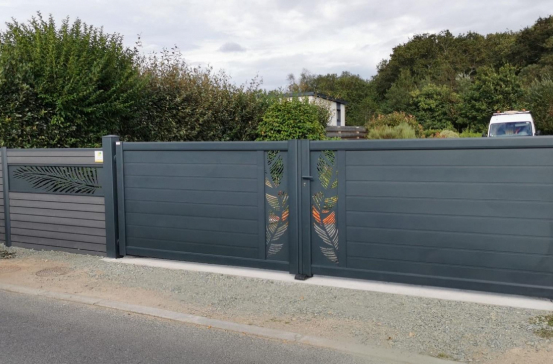 Portail et clôture ajourés grâce aux décors