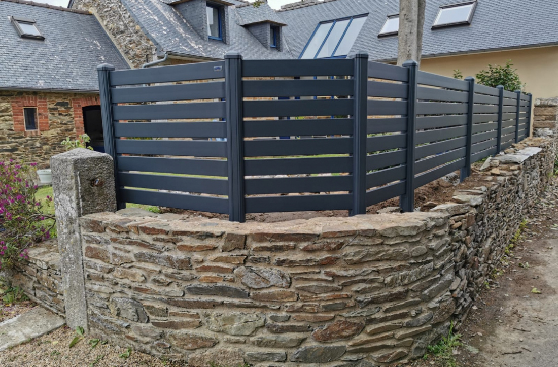 Cl&ocirc;ture ajour&eacute;e sur muret