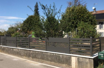 Cl&ocirc;ture semi-ajour&eacute;e avec d&eacute;cor