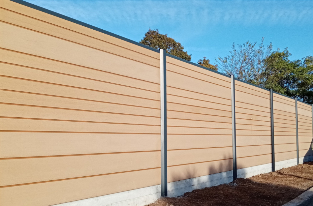 Cl&ocirc;ture composite occultante