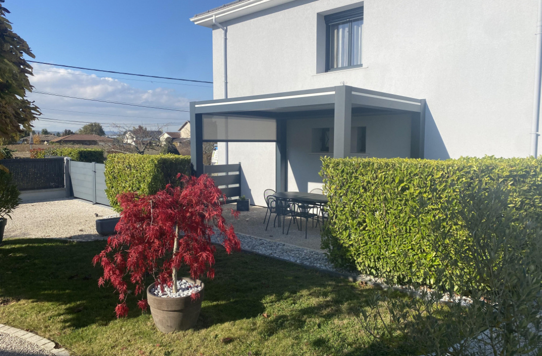 Pergola entour&eacute; d'une cl&ocirc;ture haie