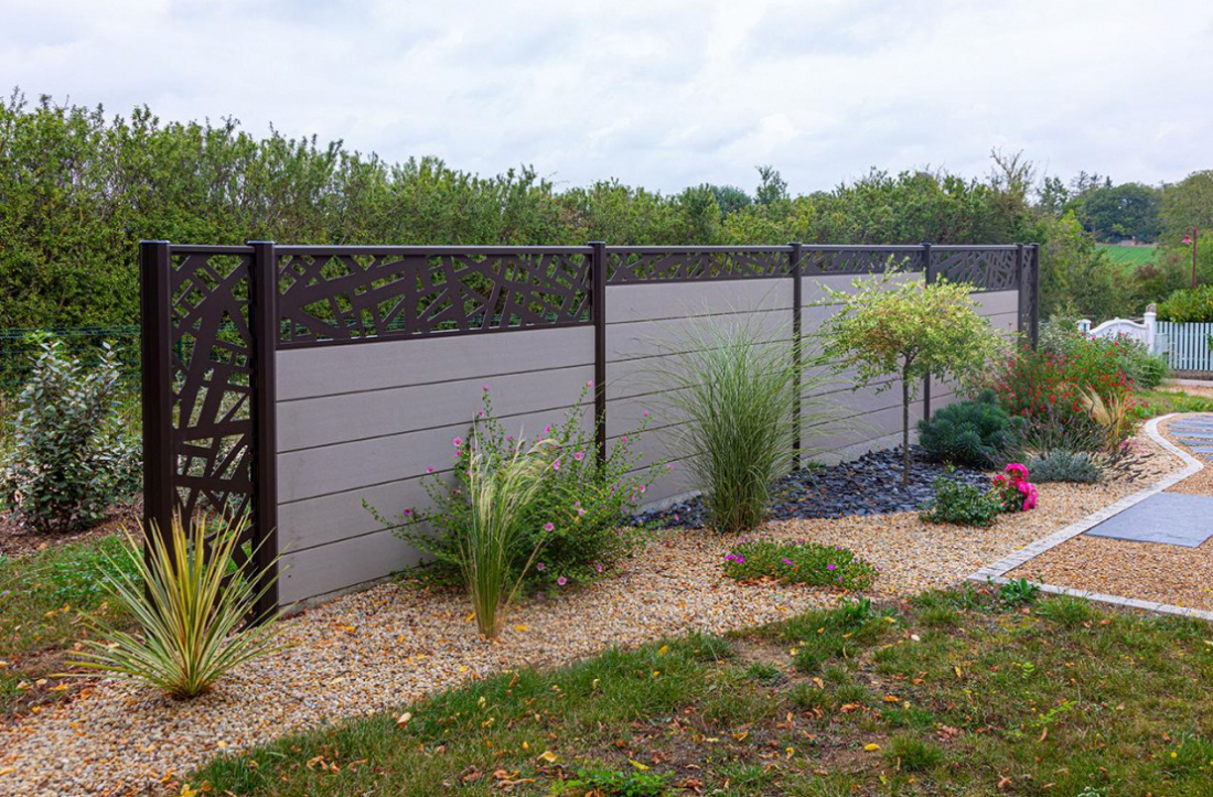 Cl&ocirc;ture semi-ajour&eacute;e devant haie occultante