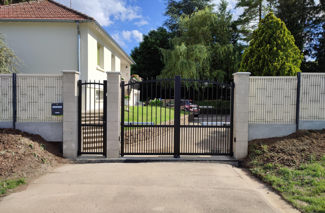 Portail et portillon ajour&eacute;s