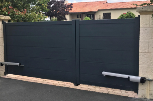 Portail &eacute;lectrique battant