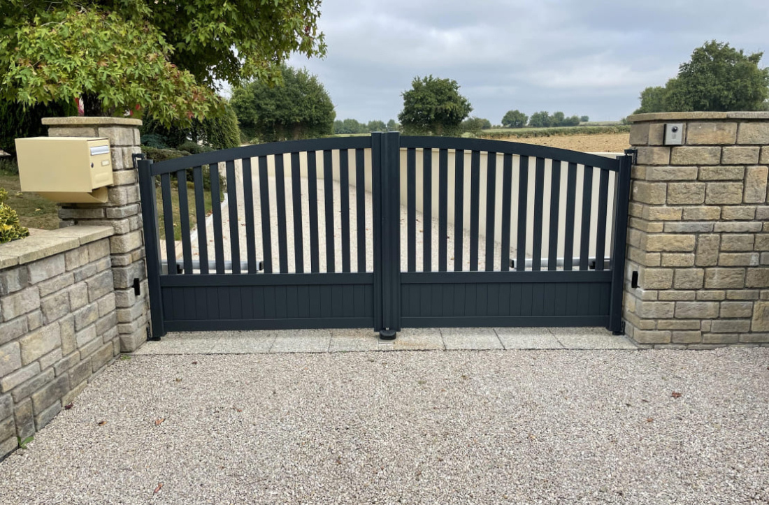 Portail PVC Alu ajour&eacute;