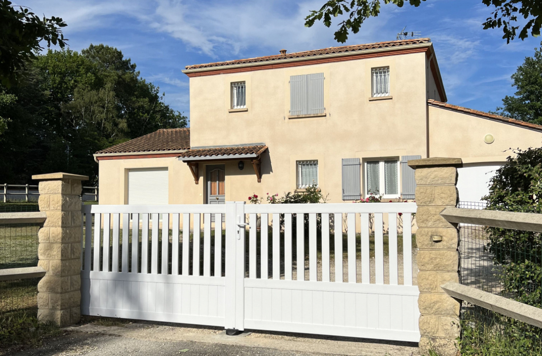 Portail semi-ajour&eacute; battant