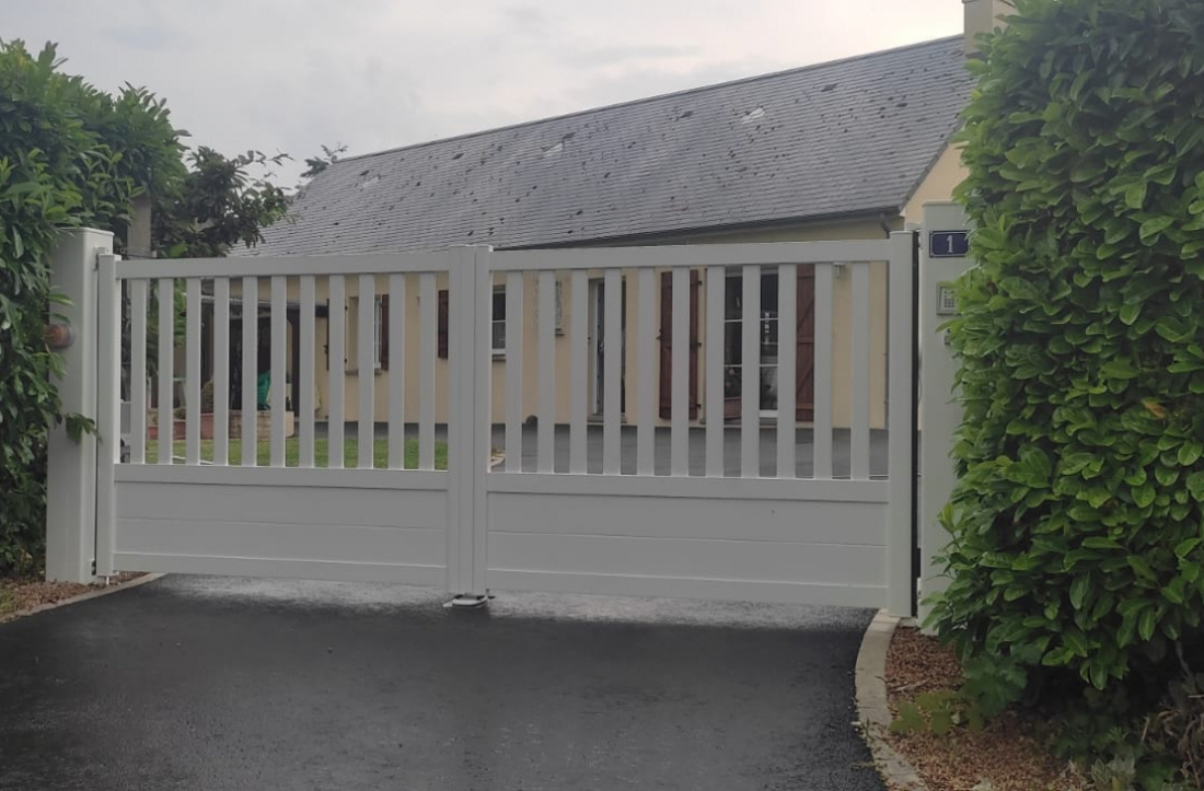 Portail semi-ajour&eacute; blanc