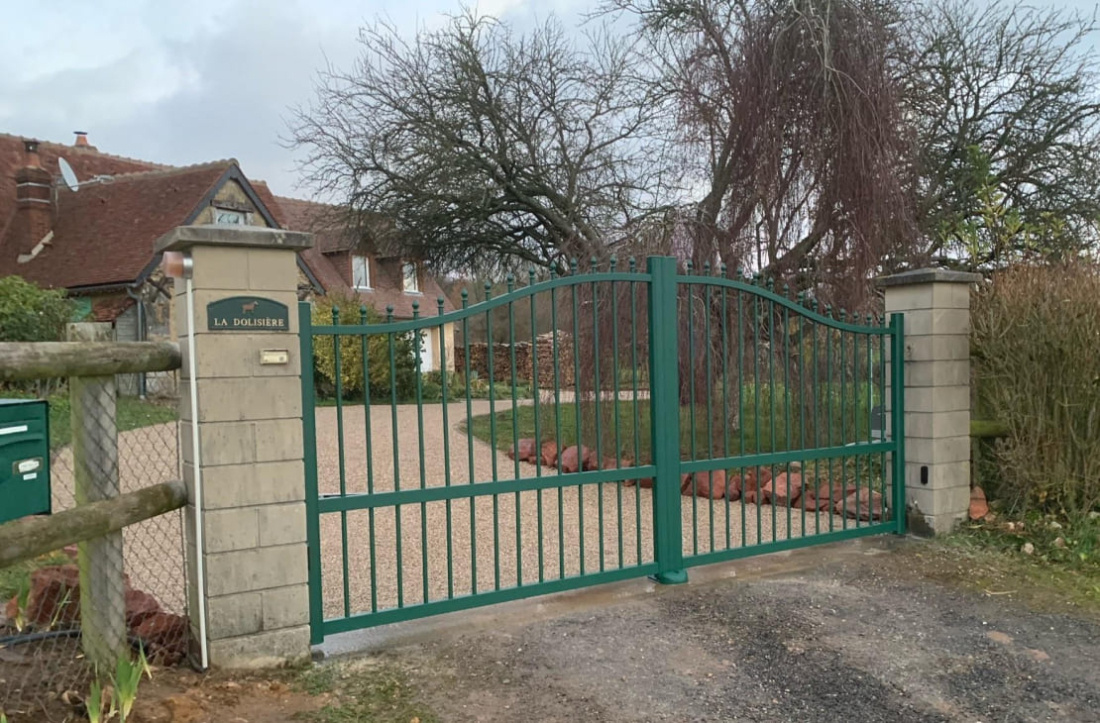 Portail ajour&eacute; vert battant