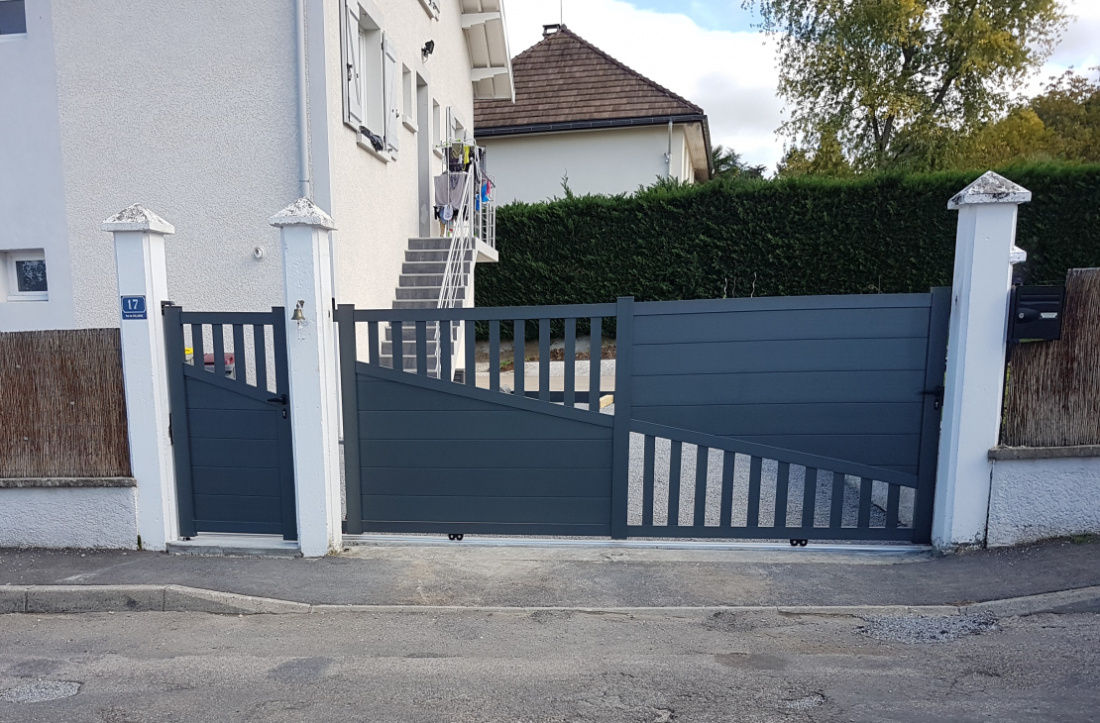 Portail avec forme personnalis&eacute;