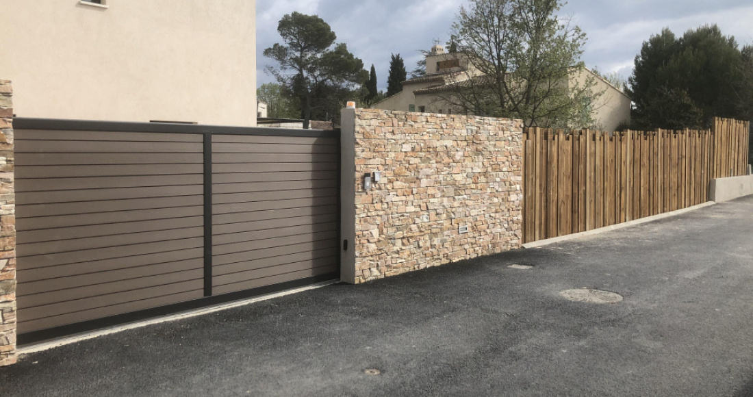 un portail coulissant sans ma&ccedil;onnerie