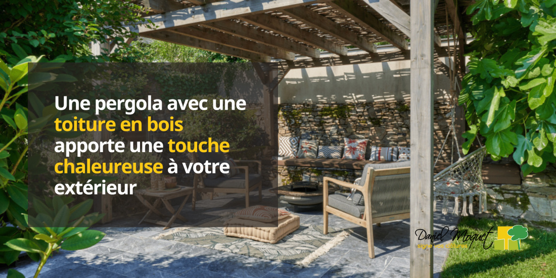 Une pergola avec une toiture en bois apporte une touche chaleureuse à votre extérieur