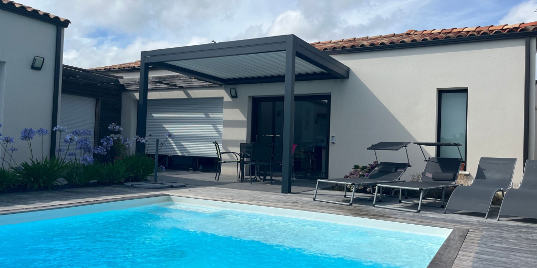 Une pergola adoss&eacute;e