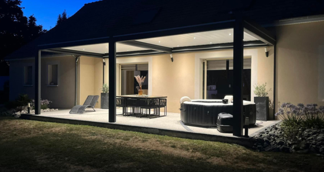 Pergola bioclimatique adoss&eacute;e