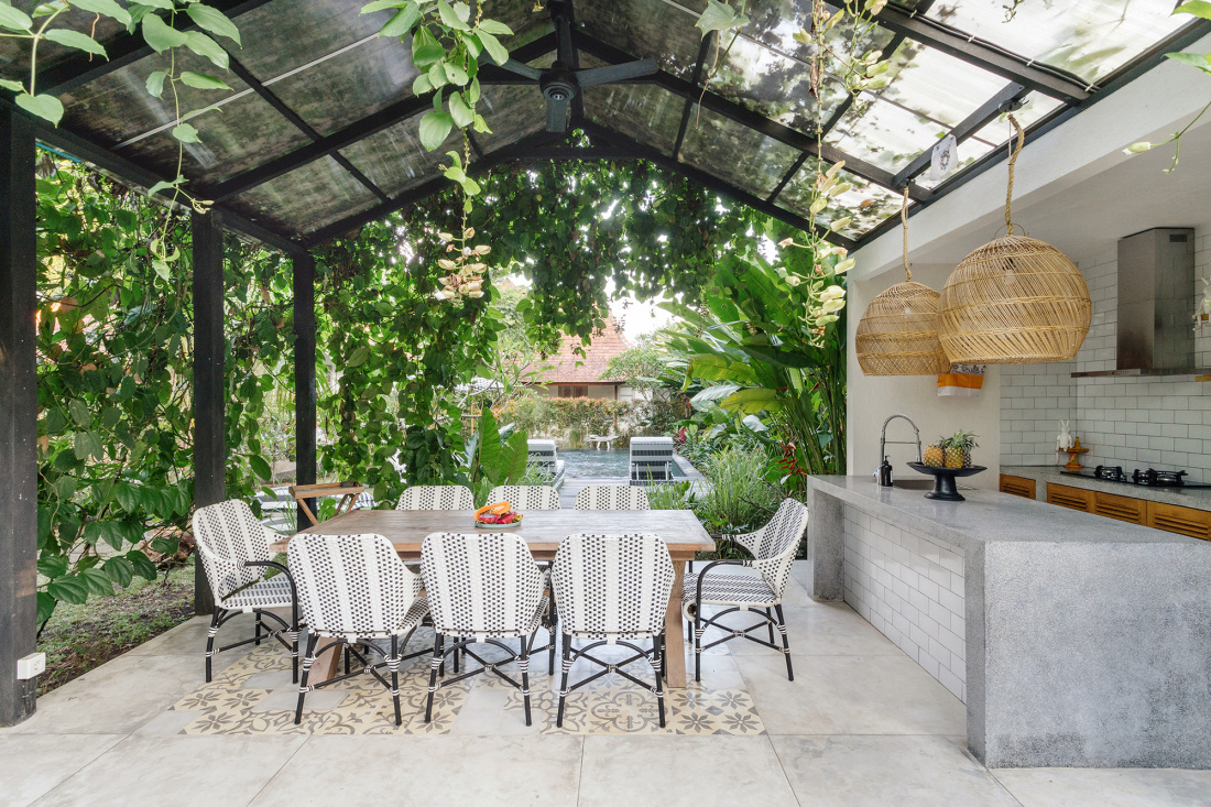 Pergola adoss&eacute;e