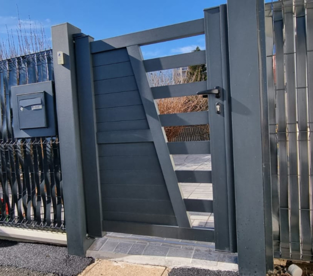 Le portillon semi-ajouré combine un panneau plein et un panneau ajouré