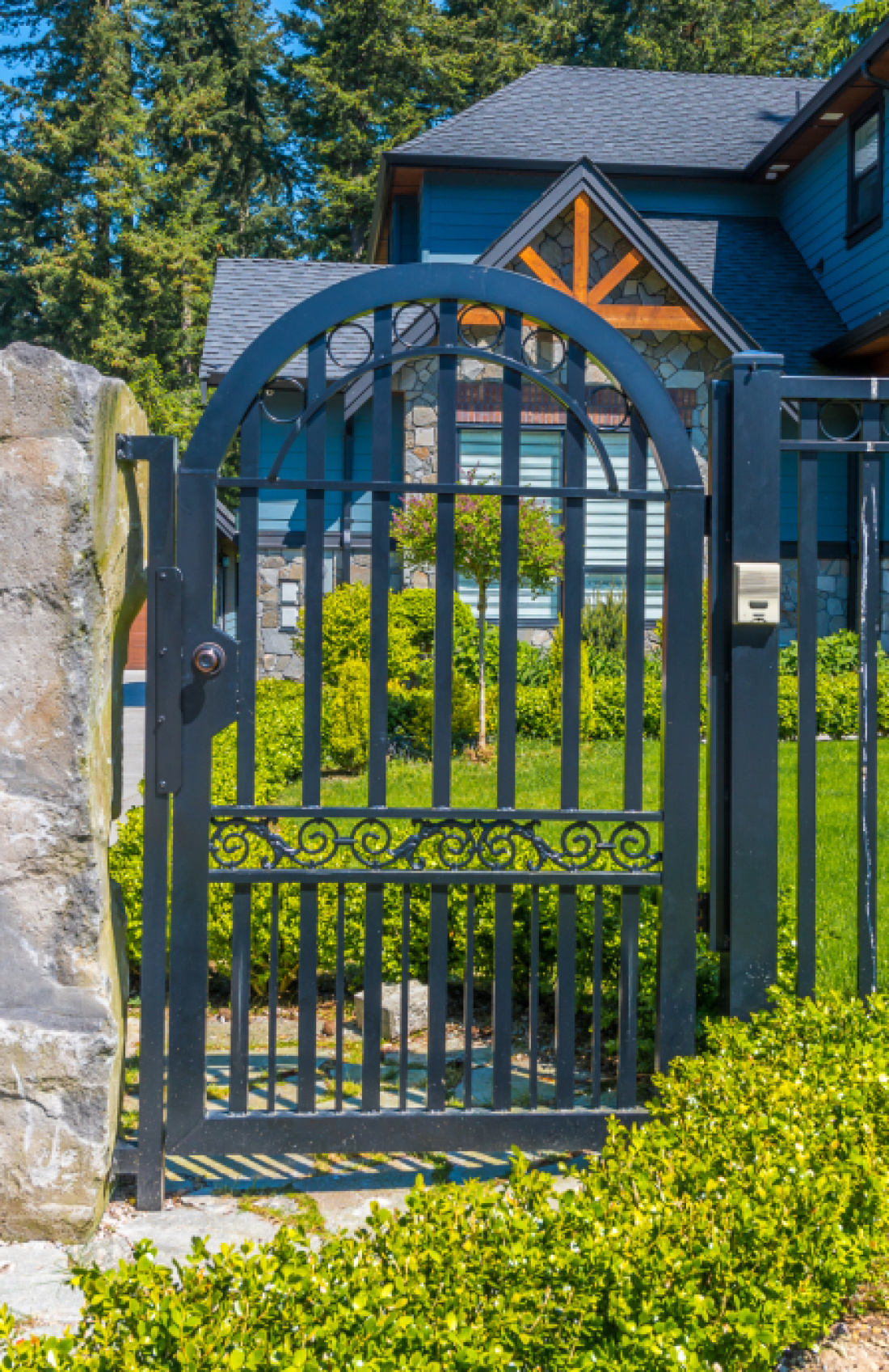 Le portillon ajouré offre une belle ouverture sur l'extérieur