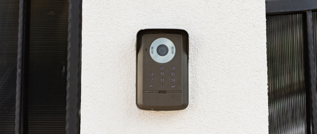 Interphone avec caméra vidéo pour ouvrir &agrave; vos visiteurs sans sortir de chez vous