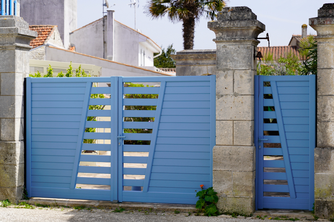 Portail et portillon en alu semi-ajouré