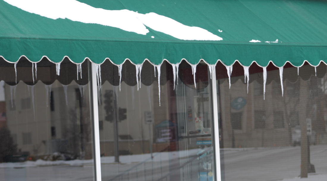 Les intemp&eacute;ries ab&icirc;me la toile de store banne