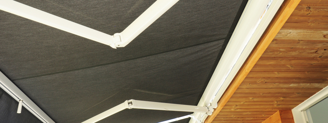 Store demi-coffre : un compromis intéressant entre store monobloc et store coffre intégral