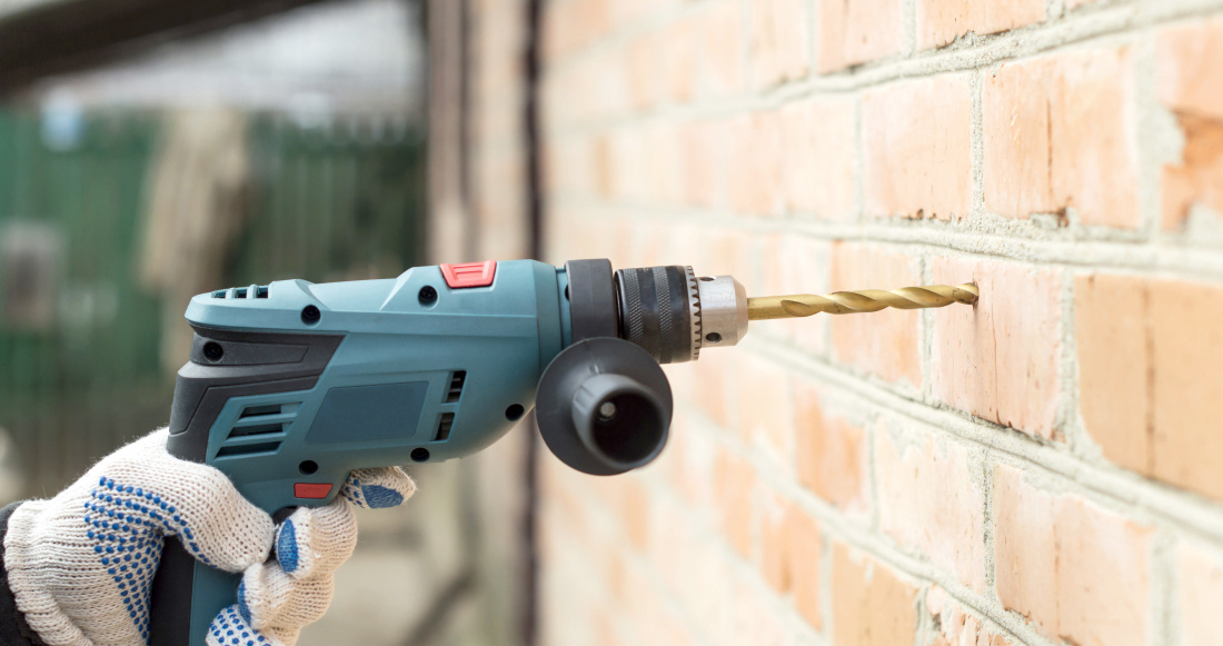 Installer des fixations adaptées à la nature du mur support