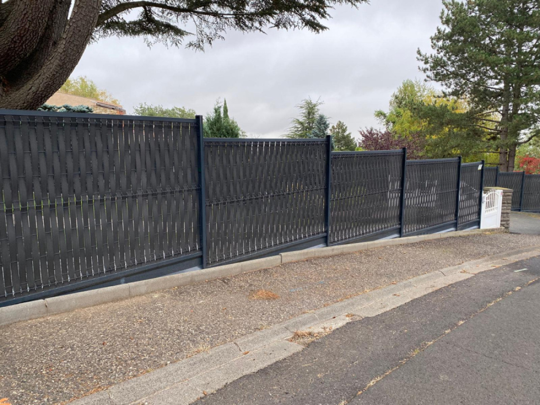 Les diff&eacute;rentes techniques pour poser une cl&ocirc;ture en pente