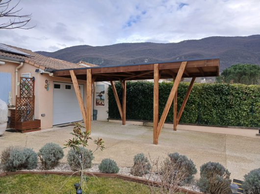 Installation d’un carport bois DoMaNatur' : esthétique et protection durable