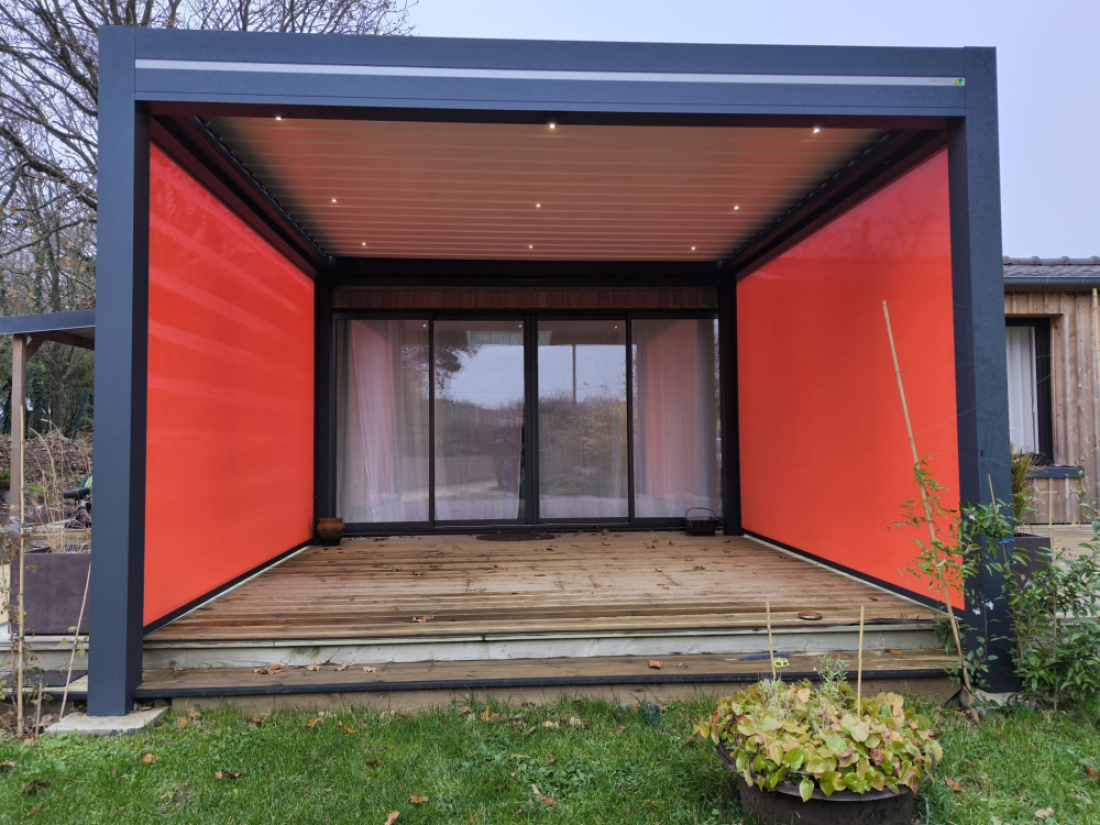 Pergola ferm&eacute;e : un cocon confortable pour prolonger vos soir&eacute;es en ext&eacute;rieur