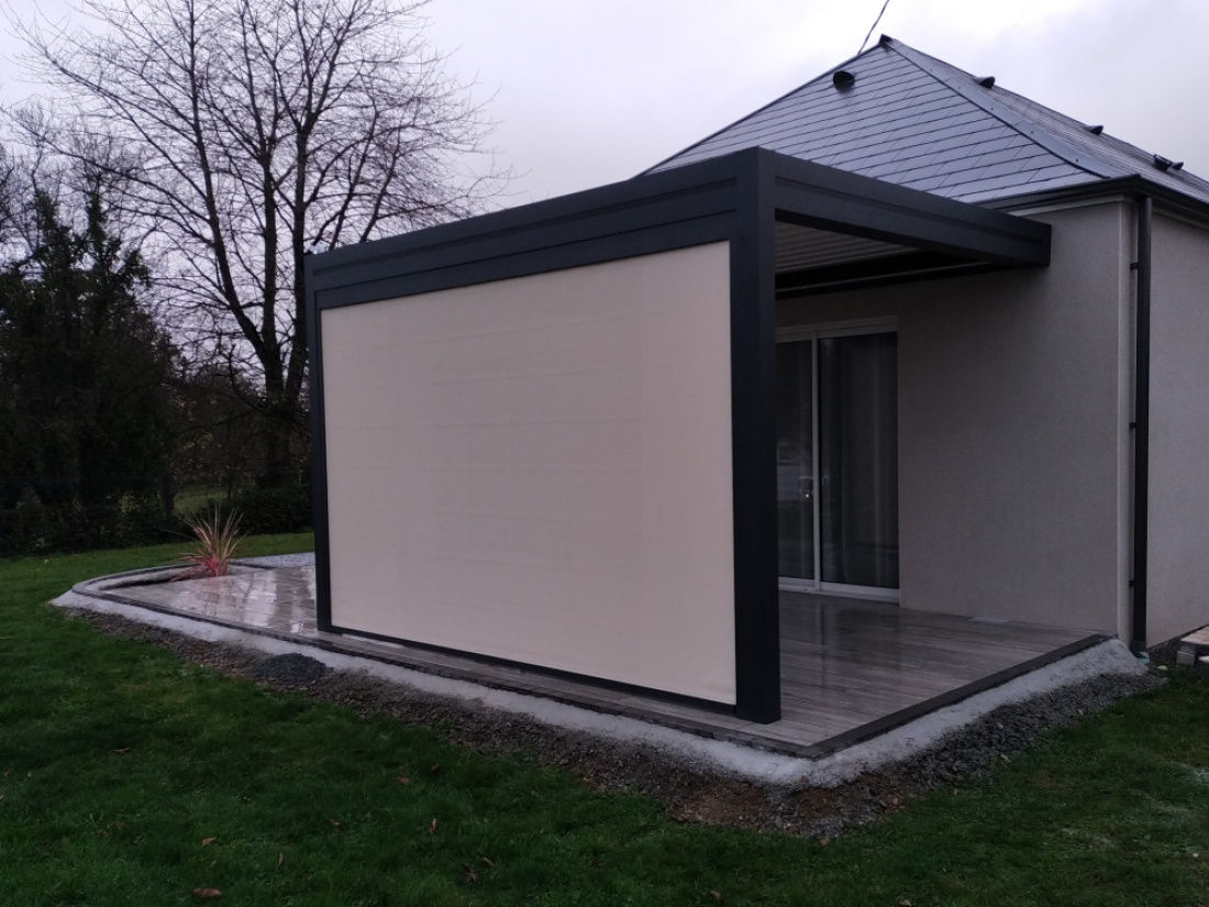 Am&eacute;nagement et d&eacute;coration : cr&eacute;ez une ambiance cosy au sein de votre pergola ferm&eacute;e