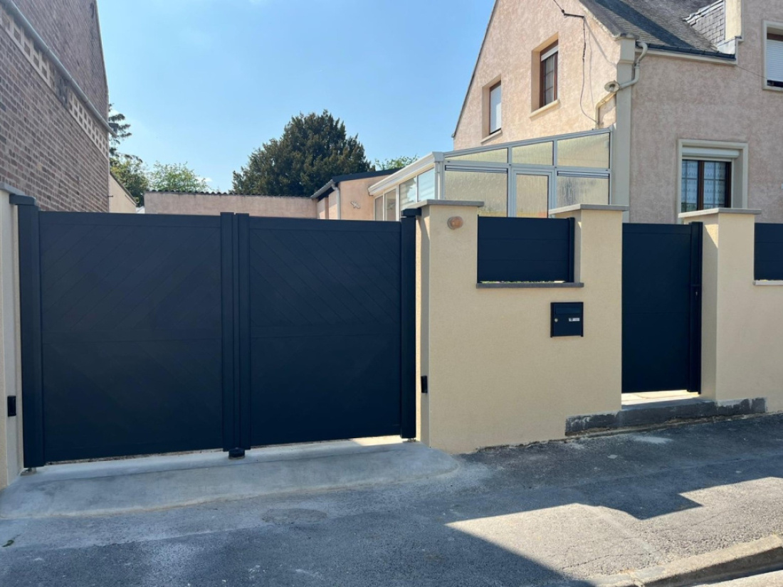 Portail PVC/alu avec portillon intégré