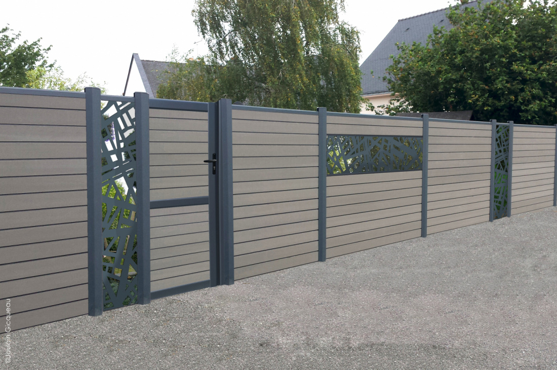 La clôture composite permet de clôre un espace et de se protéger des regards extérieurs avec élégance.