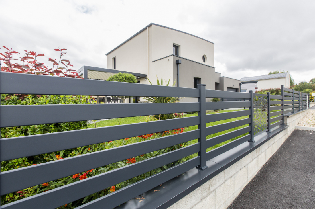 Profitez de votre clôture en aluminium, solide et esthétique