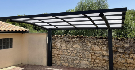 Une toiture opaque ou translucide pour votre carport