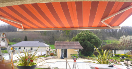 Choisir entre motorisation filaire ou radio pour votre store banne