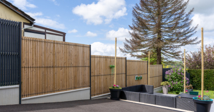 Comment clôturer un terrain en pente ?