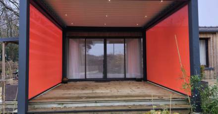 Pergola fermée : un cocon confortable pour prolonger vos soirées en extérieur